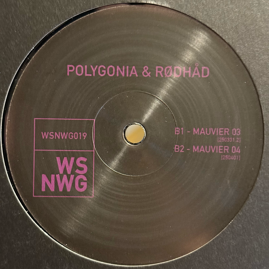 Polygonia & Rødhåd – Mauvier